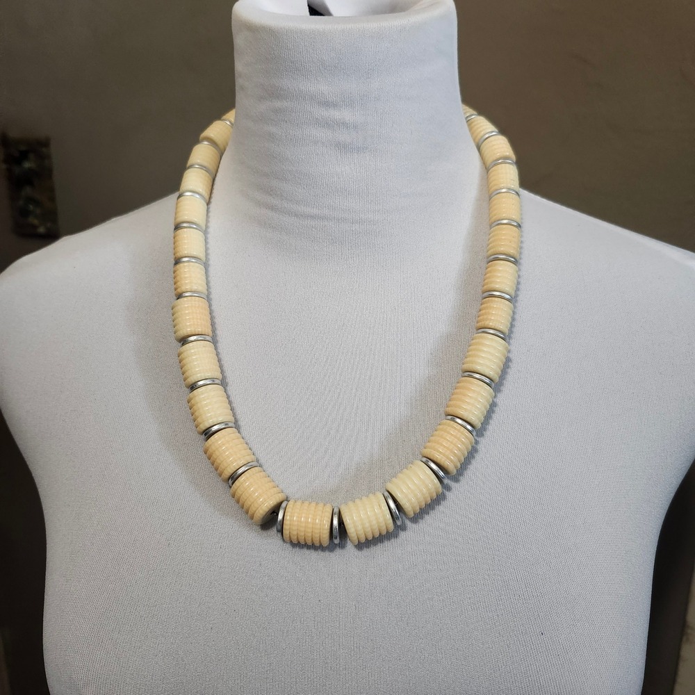 Chunky Beige Ribbed Barrel Bead Necklace Boho‎ Silver Tone Accents